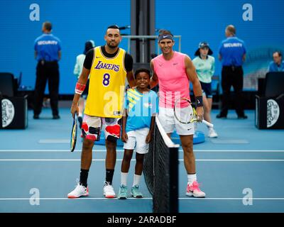 Nick KYRGIOS (aus) trägt ein Lakers-Trikot, um der Passung von Kobe Bryant während einer Aufwärmphase vor seinem Spiel gegen Rafael Nadal zu gedenken. Stockfoto