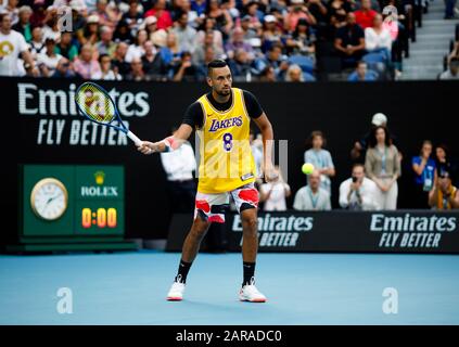 Nick KYRGIOS (aus) trägt ein Lakers-Trikot, um der Passung von Kobe Bryant während einer Aufwärmphase vor seinem Spiel gegen Rafael Nadal zu gedenken. Stockfoto