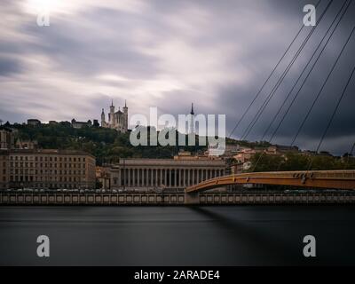 Blick auf die Basilique de Fourviere auf dem Hügel in Lyon mit einer Brücke über den Fluss Saône im Vordergrund Stockfoto