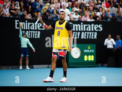 Nick KYRGIOS (aus) trägt ein Lakers-Trikot, um der Passung von Kobe Bryant während einer Aufwärmphase vor seinem Spiel gegen Rafael Nadal zu gedenken. Stockfoto