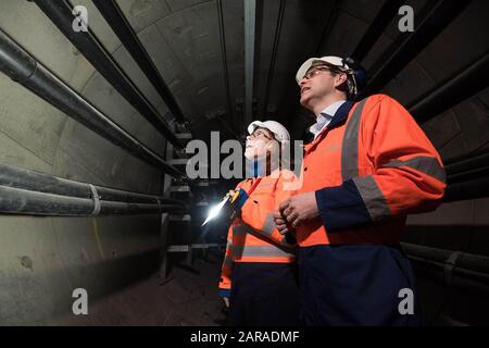 Laut einem Embargo VON 0001 DIENSTAG, 28. JANUAR, NUR REDAKTIONELLE VERWENDUNG Dr. Hannah Fry, Rundfunkmoderatorin und Mathematikerin von David Wright, Chief Electrical Engineer, National Grid, tourt National Grids London Power Tunnels, wie das Unternehmen seinen neuen Bericht "Building the Net Zero Energy Workforce" ankündigt. Stockfoto