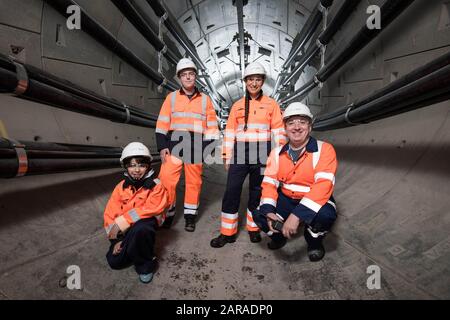 Veröffentlicht AUF 0001 DIENSTAG, 28. JANUAR, NUR REDAKTIONELLE VERWENDUNG (Von Links nach rechts) Schulschüler Joey Howard, 10 Jahre alt, Nathan Hunt, Advanced Apprentice, National Grid, Sarah Woolham-Jaffier, Bauingenieur, National Grid und James Watson, Leiter Advanced Commissioning Engineer für London, National Grid Tour die London Power Tunnel von National Grid, wie das Unternehmen seinen neuen Bericht "Building the Net Zero Energy Workforce" ankündigt. Stockfoto