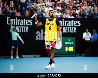 Nick KYRGIOS (aus) trägt ein Lakers-Trikot, um der Passung von Kobe Bryant während einer Aufwärmphase vor seinem Spiel gegen Rafael Nadal zu gedenken. Stockfoto