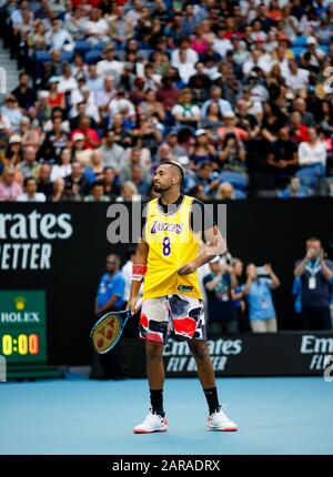 Nick KYRGIOS (aus) trägt ein Lakers-Trikot, um der Passung von Kobe Bryant während einer Aufwärmphase vor seinem Spiel gegen Rafael Nadal zu gedenken. Stockfoto