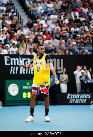 Nick KYRGIOS (aus) trägt ein Lakers-Trikot, um der Passung von Kobe Bryant während einer Aufwärmphase vor seinem Spiel gegen Rafael Nadal zu gedenken. Stockfoto