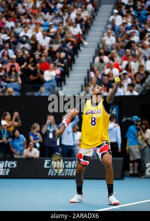 Nick KYRGIOS (aus) trägt ein Lakers-Trikot, um der Passung von Kobe Bryant während einer Aufwärmphase vor seinem Spiel gegen Rafael Nadal zu gedenken. Stockfoto