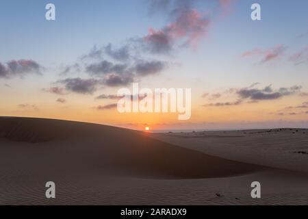 , Kanarische Inseln - Fuerteventura Sanddünen im Nationalpark Dunas de Corralejo bei einem schönen Sonnenuntergang Stockfoto