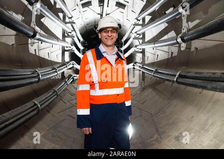 Veröffentlicht AM 0001 DIENSTAG, 28. JANUAR, REDAKTIONELLE VERWENDUNG NUR David Wright, Chief Electrical Engineer, National Grid, Tours National Grid???s London Power Tunnels, wie das Unternehmen seine neuen ???Building the Net Zero Energy Workforce???? Bericht. Stockfoto