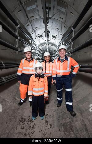 Mit einem Embargo VON 0001 DIENSTAG, 28. JANUAR, NUR REDAKTIONELLE VERWENDUNG (Von Links nach rechts) Nathan Hunt, Advanced Apprentice, National Grid, Schüler Joey Howard, 10 Jahre alt, Sarah Woolham-Jaffier, Bauingenieur, National Grid und James Watson, Lead Advanced Commissioning Engineer for London, National Grid Tour National Grid???s London Power Tunnels, als das Unternehmen seine neue "???Building the Net Zero Energy Workforce" Ankündigt??? Bericht. Stockfoto