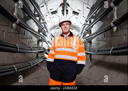 Veröffentlicht AM 0001 DIENSTAG, 28. JANUAR. REDAKTIONELLE VERWENDUNG NUR Nathan Hunt, Advanced Apprentice, National Grid Tours National Grid???s London Power Tunnels, wie das Unternehmen seine neue " ???Building the Net Zero Energy Workforce???" ankündigt Bericht. Stockfoto