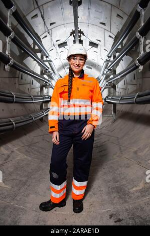 Veröffentlicht AUF 0001 DIENSTAG, 28. JANUAR REDAKTIONELLE VERWENDUNG NUR Sarah Woolham-Jaffier, Bauingenieurin, National Grid Tours National Grid???s London Power Tunnels, wie das Unternehmen seine neue Ankündigung kündigt ???Building the Net Zero Energy Workforce???? Bericht. Stockfoto