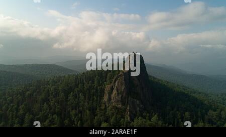 Riesige Steinsäulen vom Berg. Orangefarbene Morgensonne. Filmische Luftdrohne Flug Drift. Schöne beste russische Natur Stockfoto