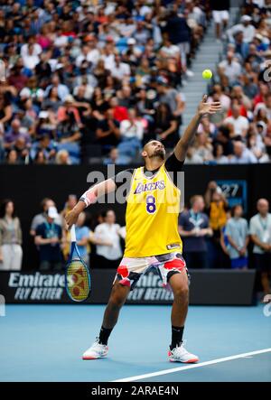 Nick KYRGIOS (aus) trägt ein Lakers-Trikot, um der Passung von Kobe Bryant während einer Aufwärmphase vor seinem Spiel gegen Rafael Nadal zu gedenken. Stockfoto