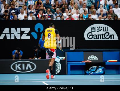 Nick KYRGIOS (aus) trägt ein Lakers-Trikot, um der Passung von Kobe Bryant während einer Aufwärmphase vor seinem Spiel gegen Rafael Nadal zu gedenken. Stockfoto