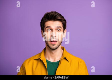 Nahaufnahme des verrückten Mannes mit unglaublichen Informationen, die mit Borsten auf dem Gesicht dargestellt werden, isolierter violetter Pastellfarbe Hintergrund Stockfoto