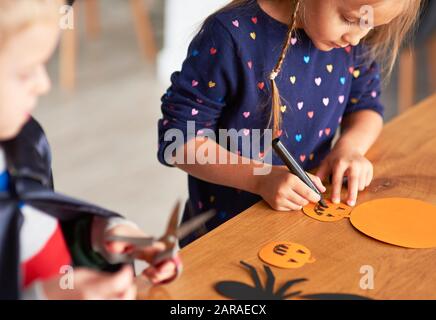 Süßes Mädchen, das halloween-dekorationen vorbereitet Stockfoto