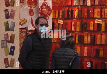 Hongkong, CHINA. Januar 2020. Heute ist der 3. Tag der chinesischen Neujahrsfeier, aber die Stimmung auf der Straße bleibt sehr angespannt, da sich der Ausbruch der chinesischen Pneumonie auf dem Festland weiterhin über das Land ausbreitet und kein Anzeichen von Dissipation zeigt.Jan-27, 2020 Hongkong.ZUMA/Liau Chung-ren Credit: Liau Chung-ren/ZUMA Wire/Alamy Live News Stockfoto