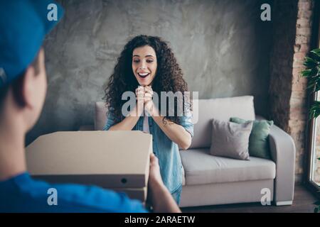 Portrait von ihr schön schön schön schön fröhliche fröhliche fröhliche, entzückende, gewellte Mädchen, die leckere lecker lecker PIE-Boxen im modernen Loft erhalten Stockfoto