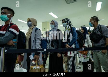 Passagiere tragen Masken bei der Ankunft auf dem internationalen Flughafen Sultan-Iskandar Muda in Aceh Besar Regency.die indonesische Regierung gab bekannt, dass sie offiziell Flüge nach Wuhan China, einem tödlichen neuen Viruszentrum, einstellt und die Gesundheitskontrollen auf den Flughäfen in Indonesien verschärft wurden. Stockfoto