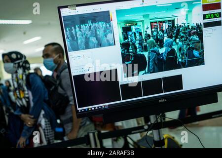 Touristen werden auf einem Infrarot-Monitor auf dem internationalen Flughafen Sultan-Iskandar Muda in Aceh Besar Regency gesehen.die indonesische Regierung gab bekannt, dass sie offiziell Flüge nach Wuhan China, einem tödlichen neuen Viruszentrum, einstellt und die Gesundheitskontrollen auf den Flughäfen in Indonesien verschärft wurden. Stockfoto