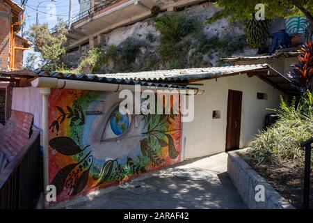 Medellin, Kolumbien: Comuna 13 galt als gefährlichstes Gebiet in Medellin. Das Rolltreppen-Projekt hat dazu beigetragen, den Bereich zu transformieren. Stockfoto