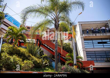 Medellin, Kolumbien: Comuna 13 galt als gefährlichstes Gebiet in Medellin. Das Rolltreppen-Projekt hat dazu beigetragen, den Bereich zu transformieren. Stockfoto