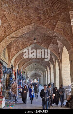 Kerman, Iran. Nov. 2017. Der Basar in der Stadt Kerman im Iran, der am 29. November 2017 aufgenommen wurde. Weltweite Nutzung Credit: Dpa / Alamy Live News Stockfoto