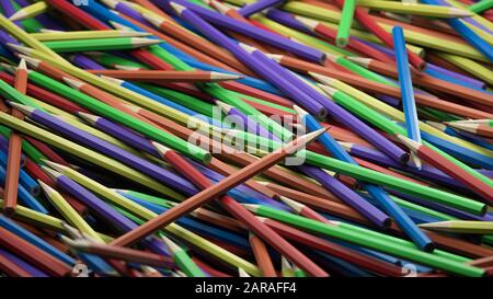 Random Bunte Bleistifte - Rot, Lila, Grün, Gelb, Orange, Blau Stockfoto