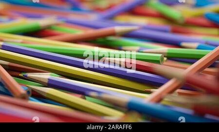 Random Bunte Bleistifte - Rot, Lila, Grün, Gelb, Orange, Blau Stockfoto