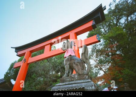 Fox-Statue im Fushimi Inari Taisha-Schrein, Kyoto, Japan. Stockfoto