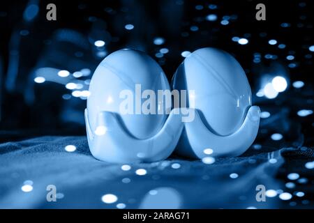 Ostereier auf dem klassischen blauen Hintergrund der Natur. Keramikeier. Konzept für Frühlingsferien. Selektiver Fokus. Stockfoto