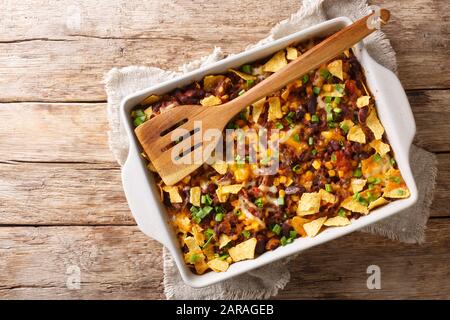 Knusprige hausgemachte Frito-Pastete mit Rindfleisch, Käse, Mais, Bohnen und Pommes in einer Backform auf dem Tisch. Horizontale Draufsicht von oben Stockfoto