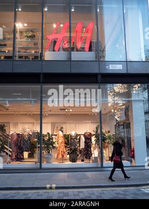 H&M Hennes und Mauritz Branch in der City of London UK, Hennes & Mauritz ab ist ein schwedisches multinationales Bekleidungseinzelhandelsunternehmen Stockfoto