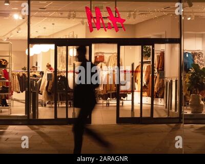 H&M Hennes und Mauritz Branch in der City of London UK, Hennes & Mauritz ab ist ein schwedisches multinationales Bekleidungseinzelhandelsunternehmen Stockfoto