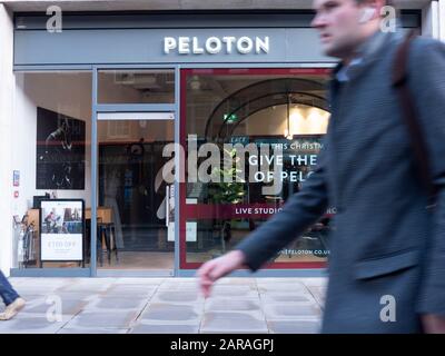 Der Zweig der Peloton Cycling Anwendung Outlet, Peloton nutzt Technologie und Design, um Kunden über Fitness über eine App zu verbinden Stockfoto