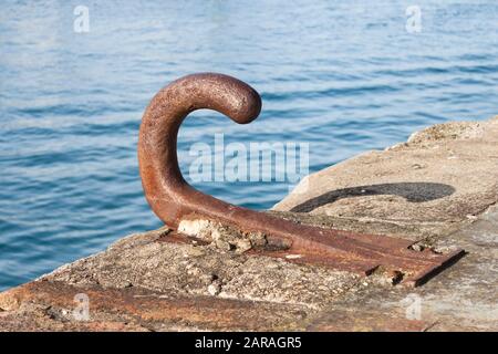 Nahaufnahme eines alten gebogenen, rostigen Stollens auf dem Dock Stockfoto