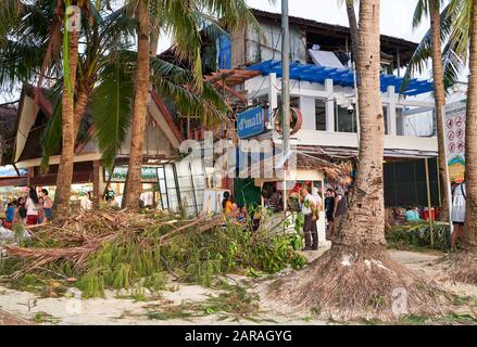 Boracay Island, Provinz Aklan, Philippinen - 26. Dezember 2019: Taifun Ursula hat umgestürzte Bäume, kaputte Stromleitungen, strukturelle Schäden auf Boracay verursacht Stockfoto