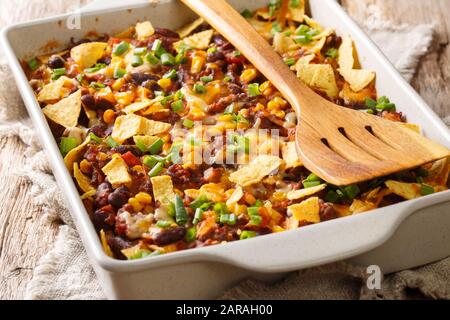 Frisch gebackene Frito-Pastete mit gemahlenem Rindfleisch, Käse, Mais, Bohnen und Pommes in einer Backform auf dem Tisch. Horizontal Stockfoto