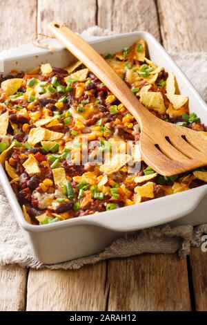 Traditionelle Frito-Pastete mit gemahlenem Rindfleisch, Käse, Mais, Bohnen und Pommes in einer Backform auf dem Tisch. Vertikal Stockfoto