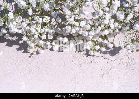 Wunderschöner Blumenstrauß mit Schatten auf hellgrauem Betonhintergrund. Konzept für Hochzeitsfeier, Geburtstags-Feiertag-Grußkarte. Nahaufnahme, Draufsicht, flaches Layout, Kopierbereich. Weicher Fokus. Stockfoto