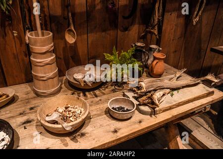 Norwegen. Norvegia. Lofoten. Lofotr Viking Museum. Die Küche Stockfoto