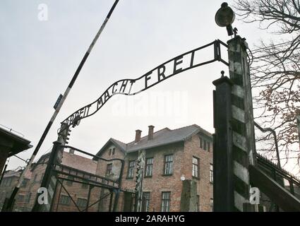 Oswiecim, Polen. Januar 2020. Das Haupttor des NS-Konzentrations- und Vernichtungslagers Auschwitz mit dem Motto "Arbeit macht frei" (Arbeit bringt Freiheit). 75. Jahrestag der Befreiung von Auschwitz und des Holocaust-Gedenktages. Das größte deutsche NS-Konzentrations- und Vernichtungslager KL Auschwitz-Birkenau wurde am 27. Januar 1945 von der Roten Armee befreit. Credit: Damian Klamka/ZUMA Wire/Alamy Live News Stockfoto