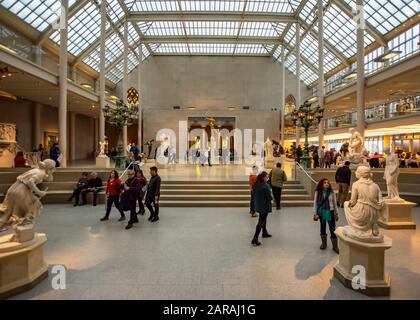 Der Charles Engelhard Court im amerikanischen Flügel des New Yorker Metropolitan Museum of Art - MET, 1000 Fifth Avenue, Manhattan, New York. Stockfoto