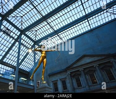 Diana-Skulptur auf dem Charles Engelhard Court im amerikanischen Flügel des New Yorker Metropolitan Museum of Art - MET, 1000 Fifth Avenue, Manhattan Stockfoto