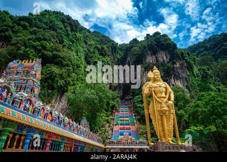 Statue von Lord Muragan und Eingang am Batu Höhlen in Kuala Lumpur, Malaysia. Stockfoto