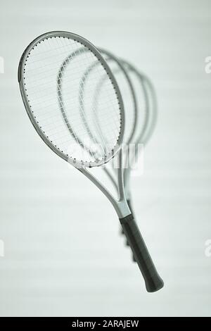 Tennisschläger mit weißem Hintergrund-3D-Illustration Stockfoto