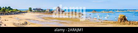 Der sandige Strand und der kleine Hafen von Pors Hir bei Ebbe in der Gemeinde Plougrescant in der nördlichen Bretagne, Frankreich, an einem sonnigen Sommertag. Stockfoto