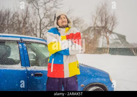 Der Mann war im Winter bei Schneefall sehr gefroren. Winterprobleme Stockfoto