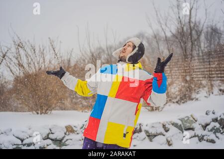 Der Mann war im Winter bei Schneefall sehr gefroren. Winterprobleme Stockfoto