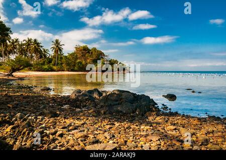 Ein eingelassenen Strand auf der Kanincheninsel, Kambodscha am frühen Morgen mit Fischernetzen im Wasser abseits des Haupttouristengebietes Stockfoto